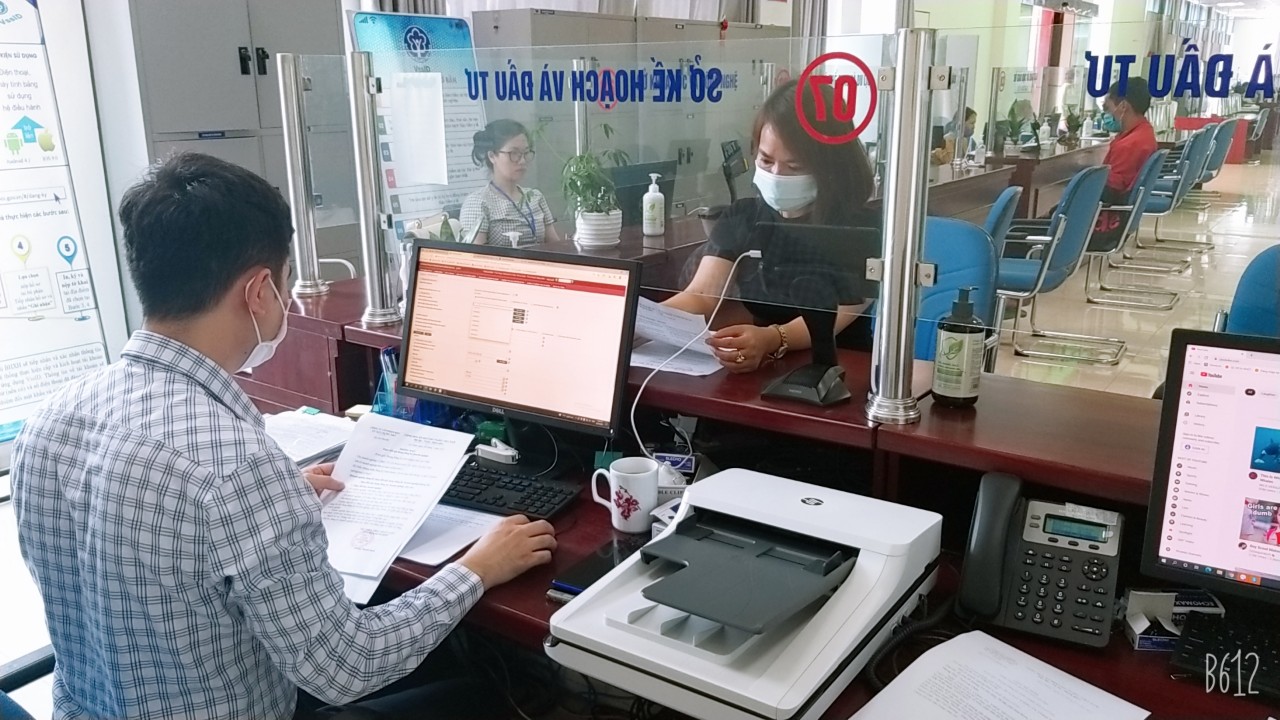 Cán bộ Sở Kế hoạch và Đầu tư giải quyết thủ tục hành chính cho công dân, doanh nghiệp tại Trung tâm Phục vụ hành chính công tỉnh.   